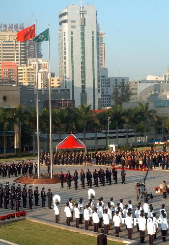 澳門市民觀看國慶閱兵，共同感受國家榮耀與力量，澳門市民共賞國慶閱兵，共感國家榮耀與力量
