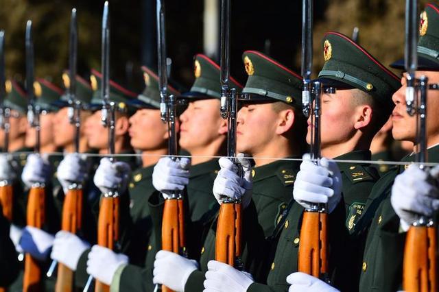 三軍儀仗隊練眼神，迎風(fēng)40秒不眨眼的精神力量，三軍儀仗隊眼神訓(xùn)練，迎風(fēng)40秒不眨眼，展現(xiàn)精神力量之堅韌
