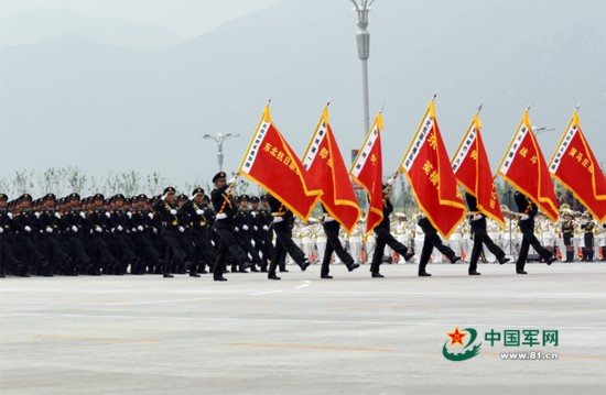 閱兵戰(zhàn)旗中的部隊，展現(xiàn)中國力量的多樣性與深度，閱兵戰(zhàn)旗展現(xiàn)中國力量的多樣性與深度風(fēng)采