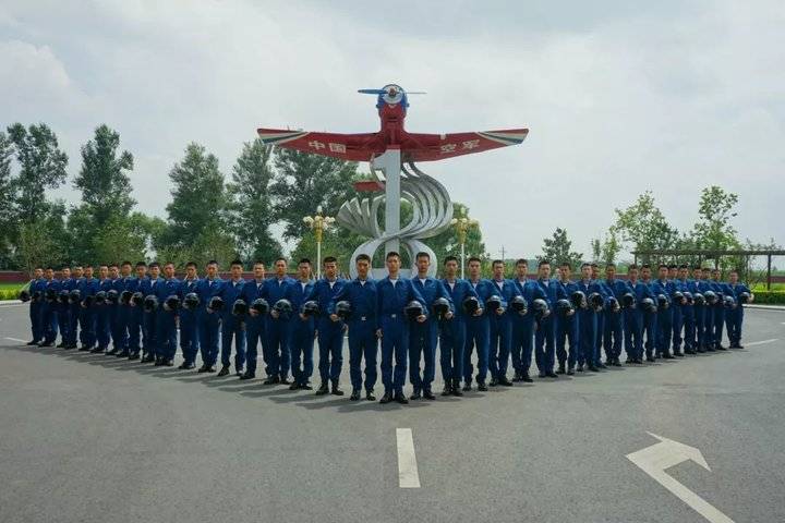 中國空軍航空大學(xué)的地位與影響，培養(yǎng)藍(lán)天守護(hù)者的搖籃，中國空軍航空大學(xué)，藍(lán)天守護(hù)者的搖籃，培養(yǎng)航空精英的搖籃。