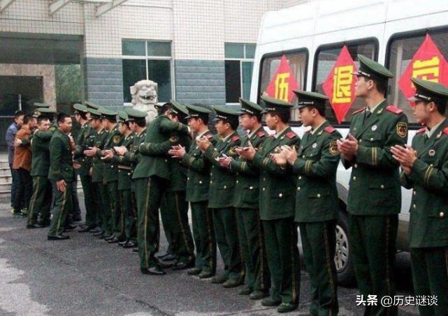 中國人民解放軍軍旗軍徽軍裝圖片，象征榮耀與力量的標志，中國人民解放軍軍旗軍徽軍裝，榮耀與力量的象征