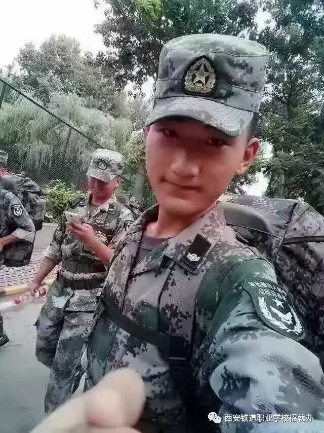 二炮部隊(duì)軍裝，歷史、特色與現(xiàn)代意義，二炮部隊(duì)軍裝，歷史沿革、特色魅力與現(xiàn)代價(jià)值