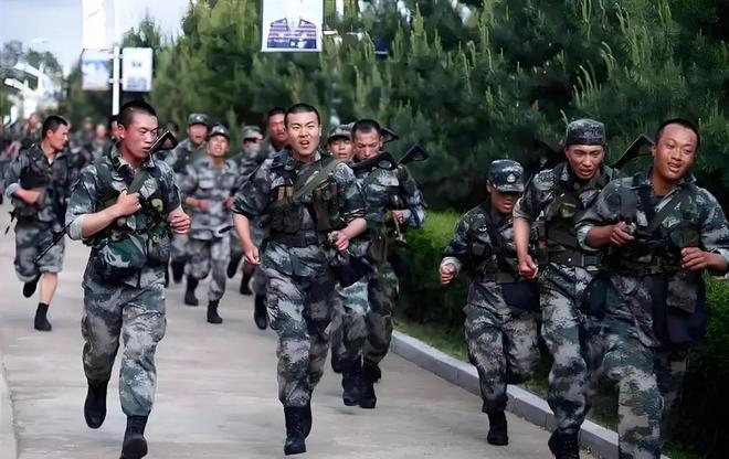 新兵連的訓(xùn)練時(shí)長(zhǎng)，6個(gè)月的變革與考量，新兵連訓(xùn)練時(shí)長(zhǎng)，六個(gè)月變革與深度考量