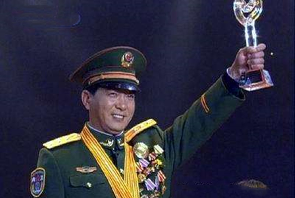 丁曉兵，鐵血軍人的榮耀與擔(dān)當(dāng)，丁曉兵，鐵血軍人的榮耀與擔(dān)當(dāng)——鐵血戰(zhàn)士的榮耀歲月