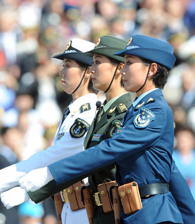 三軍女兵方隊隊員，展現(xiàn)新時代巾幗英雄的風(fēng)采，新時代巾幗英雄，三軍女兵方隊的風(fēng)采展現(xiàn)
